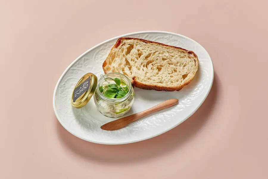 Закуска из баклажана с ремесленым хлебом	