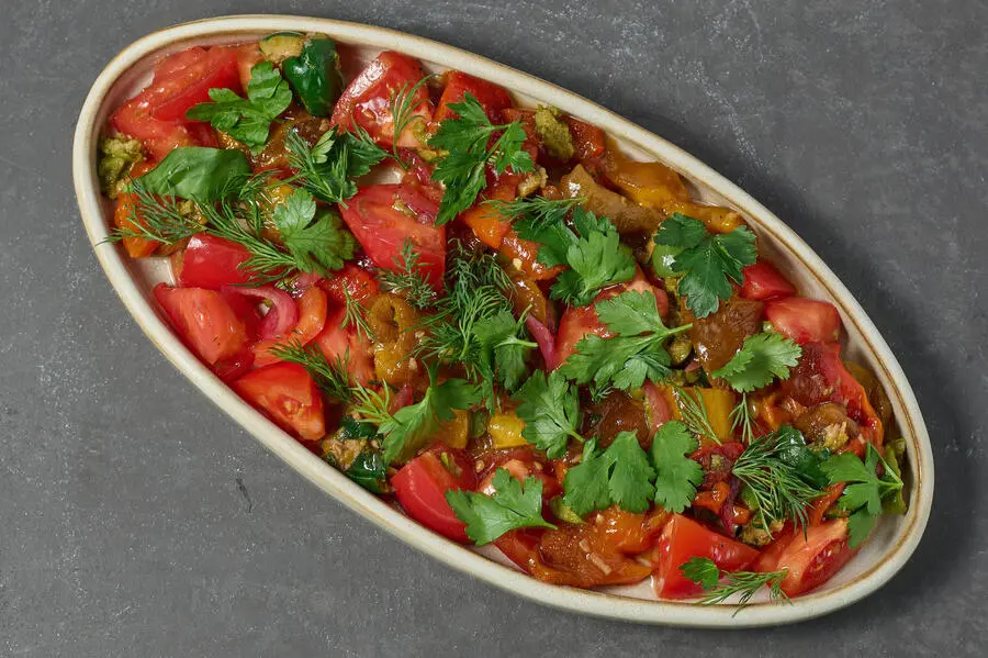 Салат из томатов с оливками и ялтинским луком