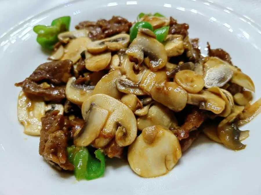 Жареная говядина с шампиньонами в устричном соусе 口蘑炒牛肉