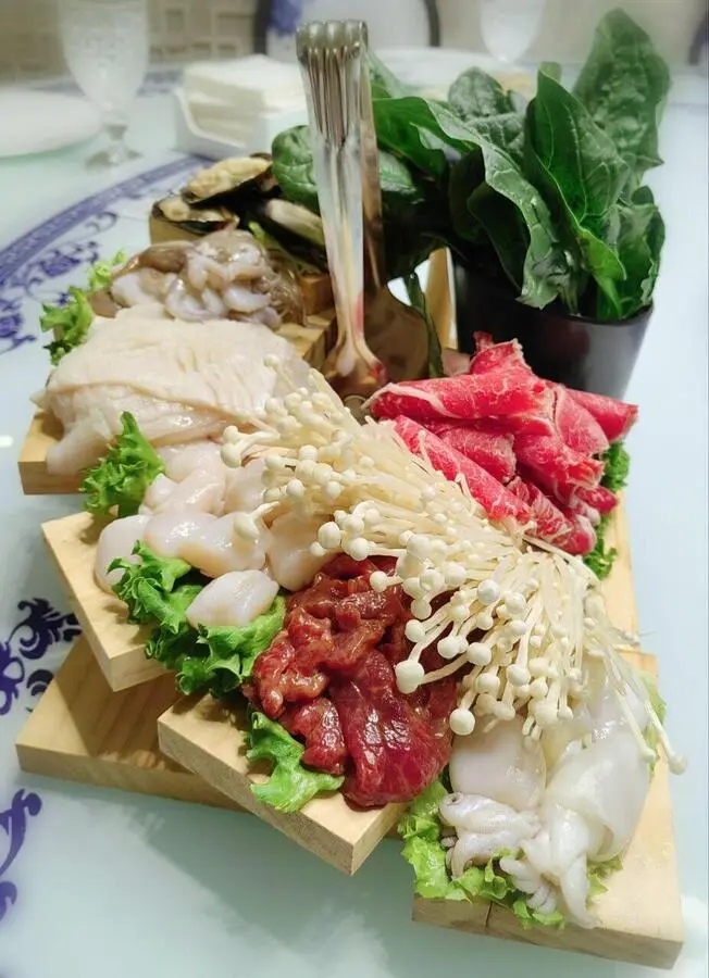 Ассорти на 2 персоны (мясо/морепродукты/овощи) 烤肉拼盘（步步高升)