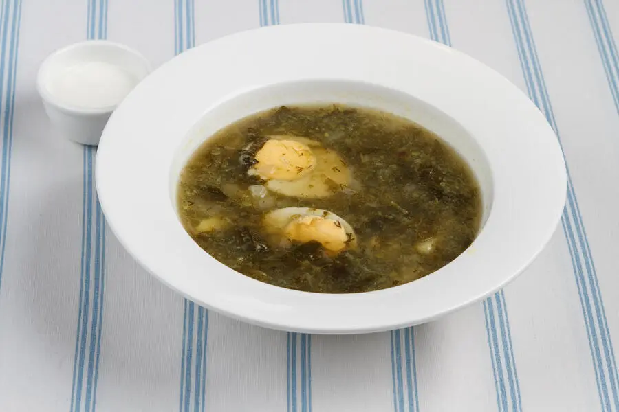 Щавелевый суп с яйцом и сметаной