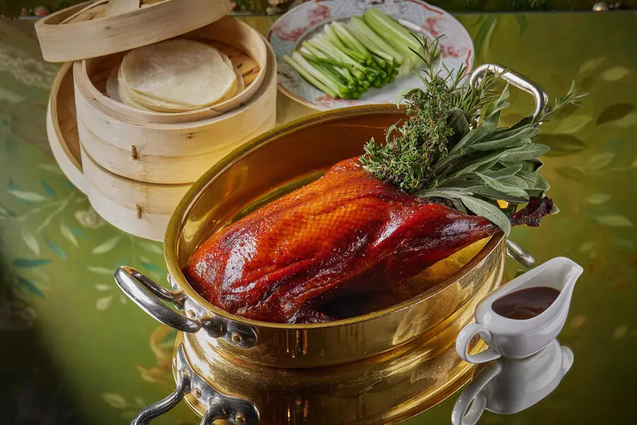 Жареная Пекинская утка с чёрной икрой и домашними блинчиками