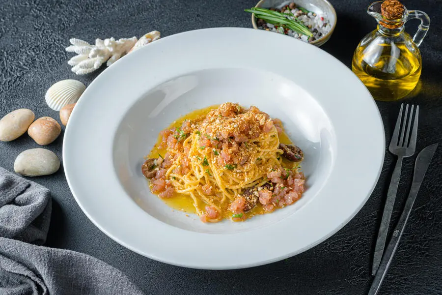 Спагетти с тартаром из тунца и оливками