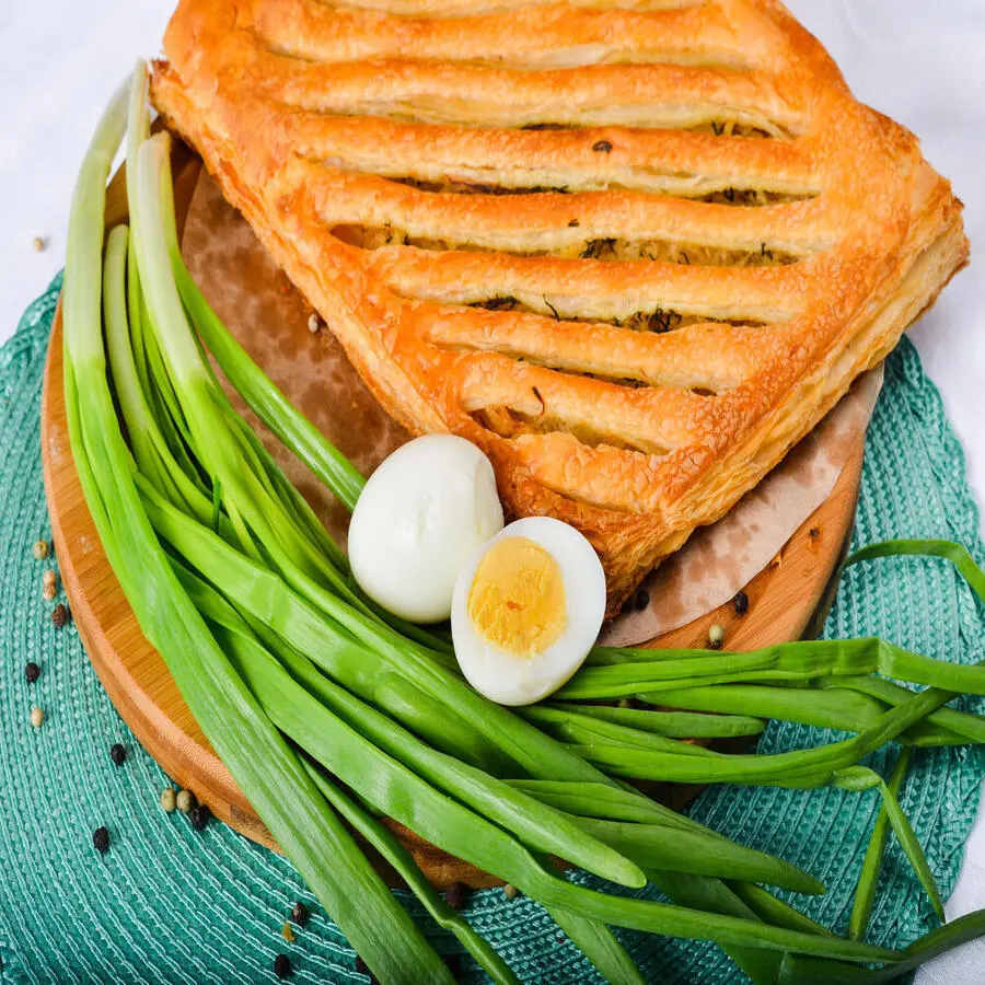 Пирог слоёный с зелёным луком и яйцом