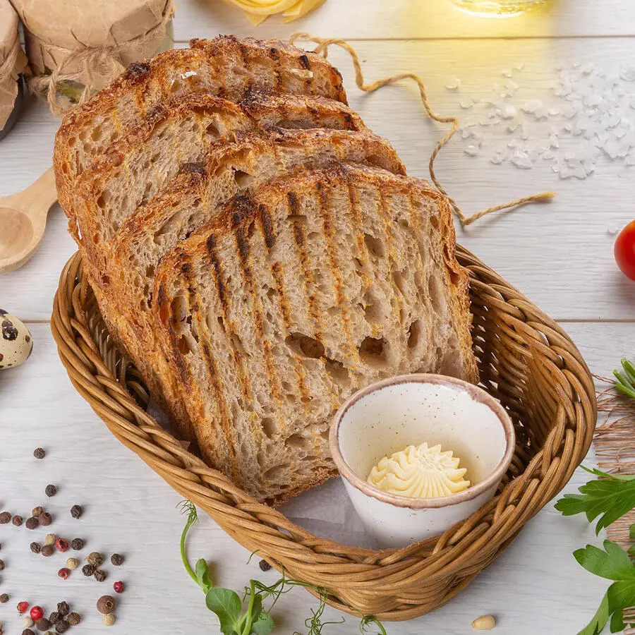 Корзина ржано-пшеничного хлеба с копченым маслом