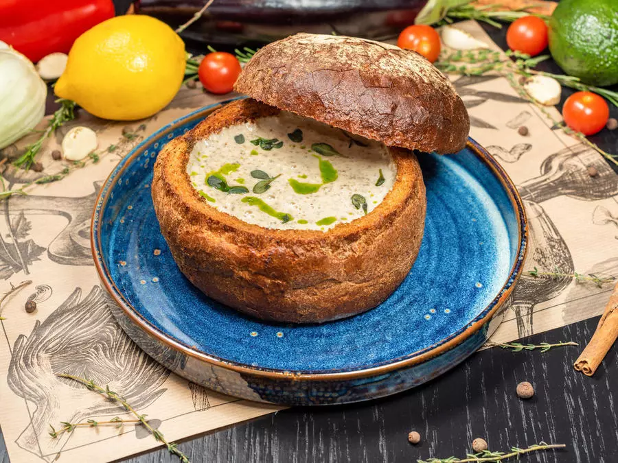 Суп-пюре из белых грибов в хлебе