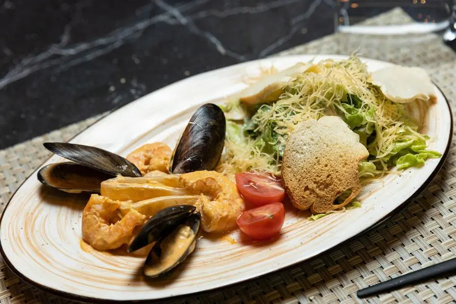 Салат Цезарь с морепродуктами в соусе биск