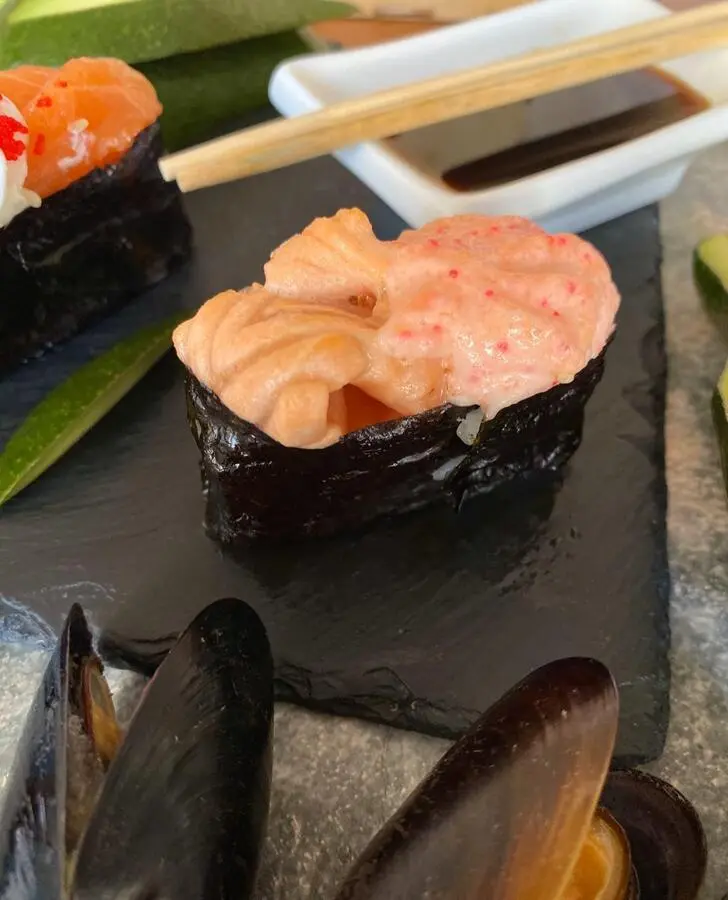 Запеченные суши с лососем 