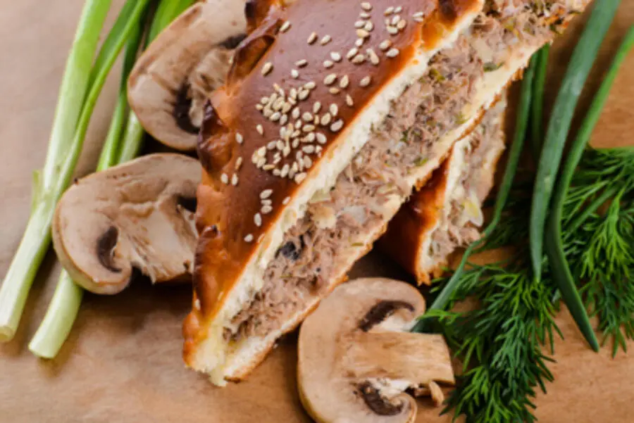 Пирог дрожжевой с мясом говядины и грибами