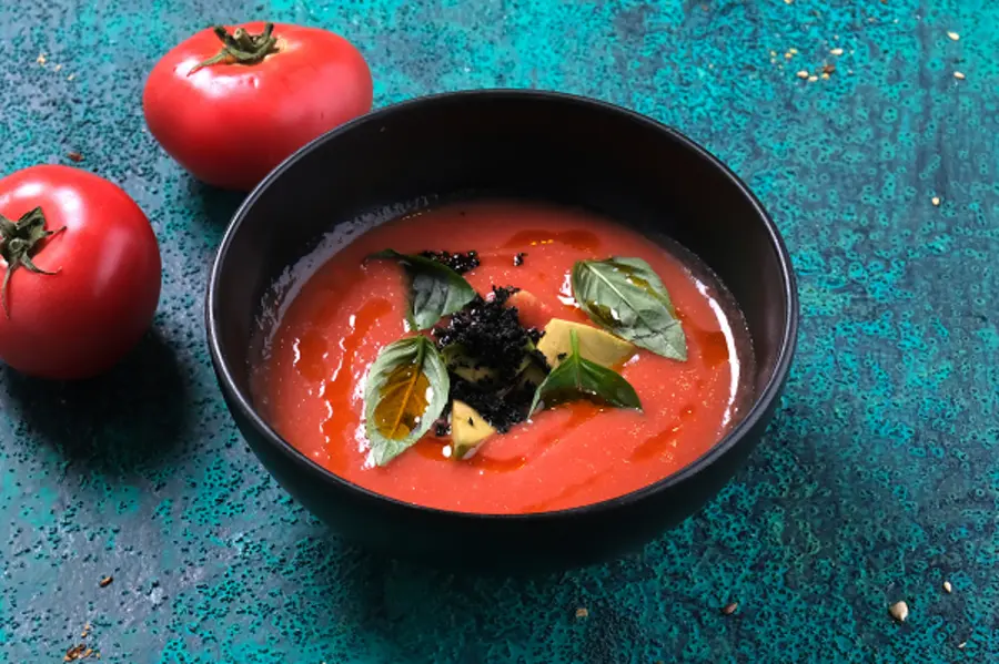 Холодный суп из розовых томатов и авокадо 