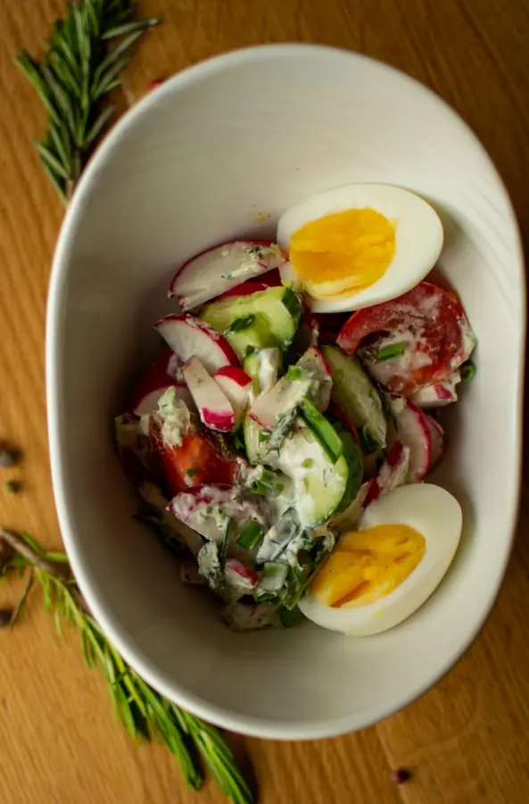 Летний овощной салат с редисом, сметаной и яйцом, 300г