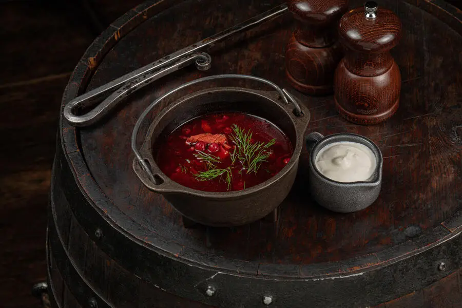 Сибирский борщ с говядиной и брусникой