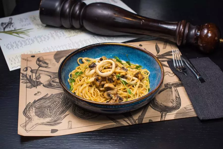 Спагетти с кальмарами и грибами