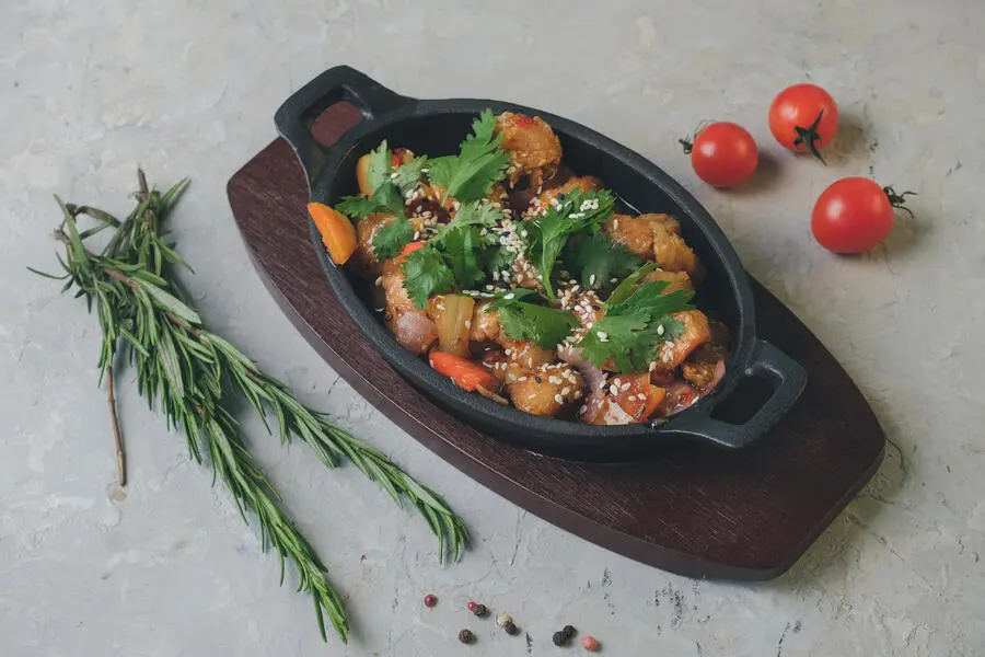 Курочка с ананасом и соусом чили