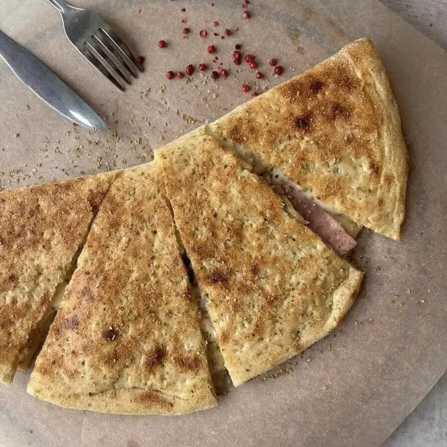 Кесадилья с ветчиной, шампиньонами и сыром