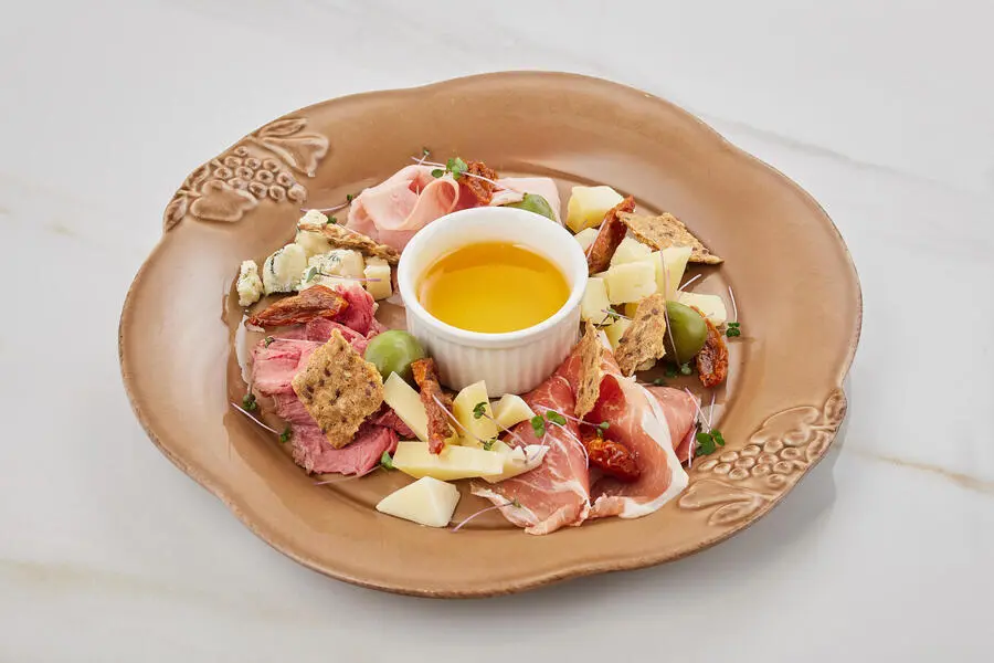 Ассорти из мяса и сыров с медом,крипсами и кешью