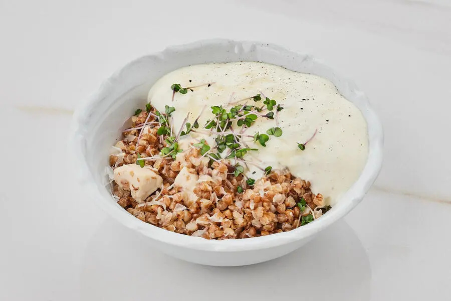 Гречневая каша с цыпленком и муссом из пармезана