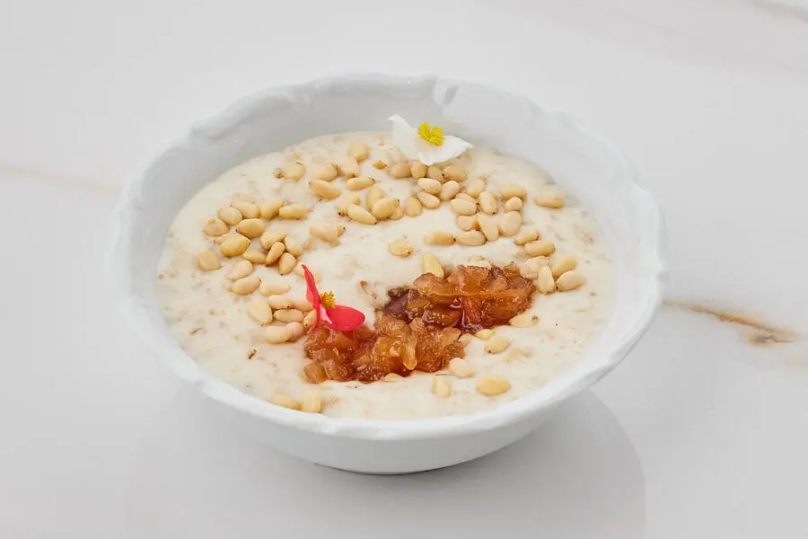 Овсяная каша с арахисовой пастой и пряной грушей