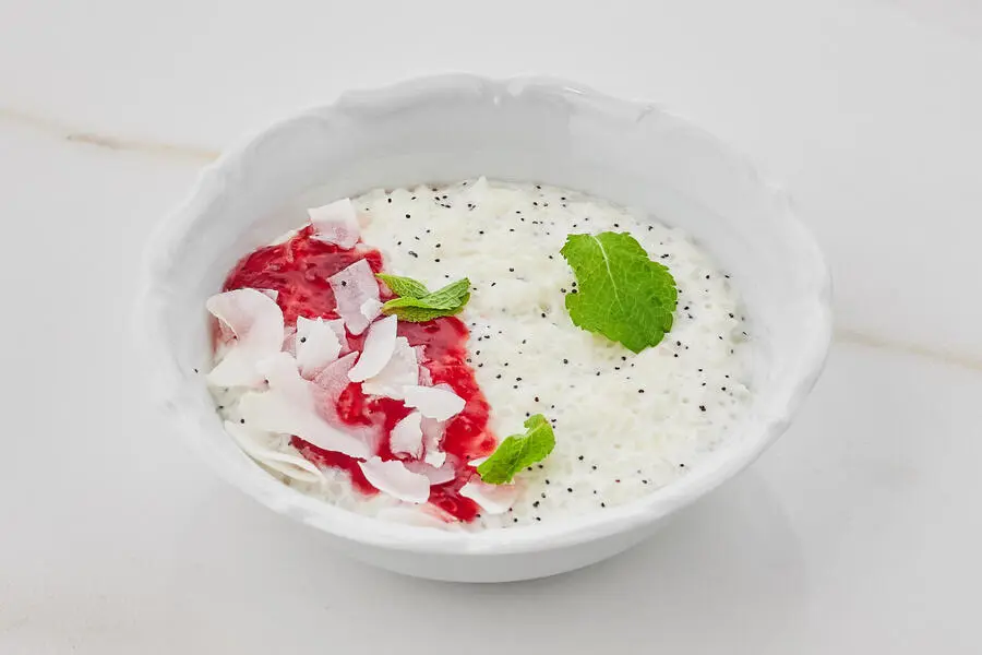 Рисовая каша с маком, вареньем из малины и чипсами из кокоса