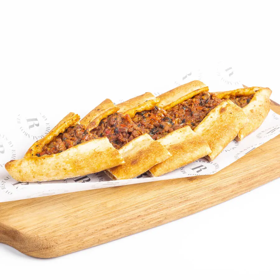 Пиде с рубленым мясом и сыром