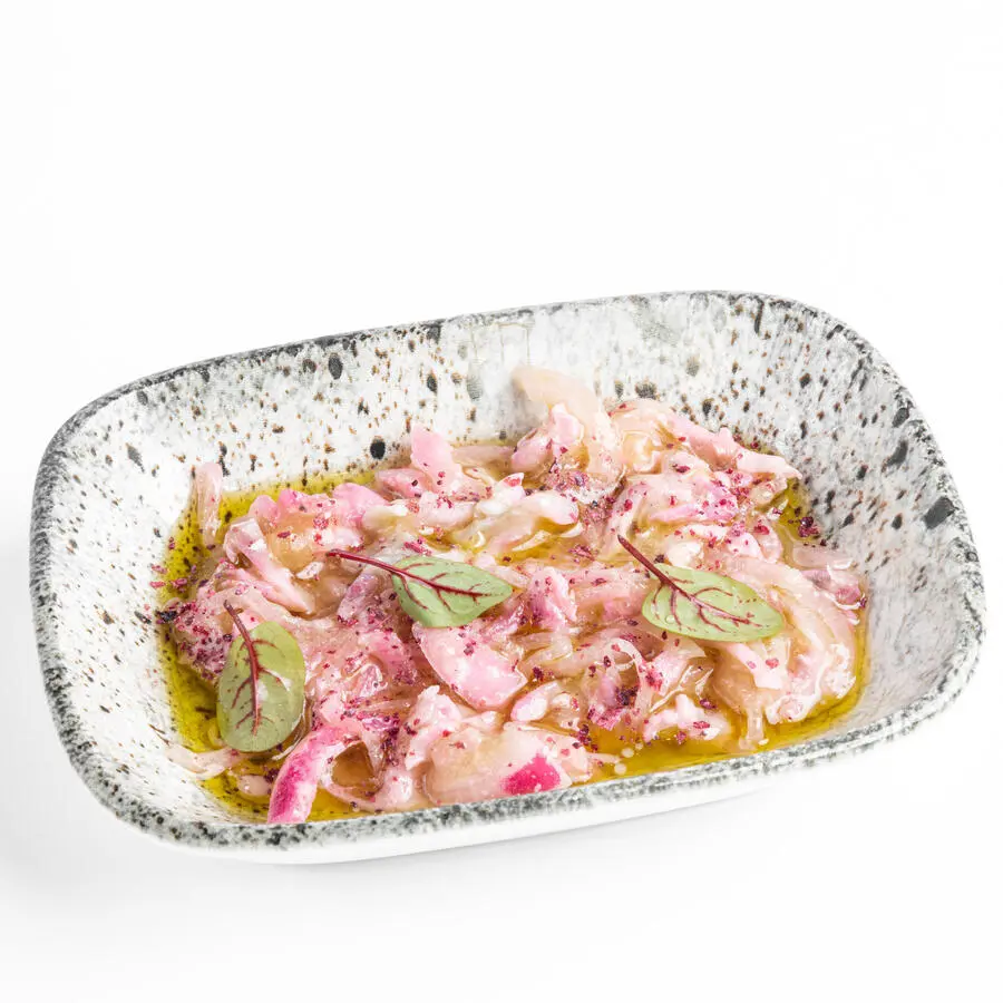 Маринованный сибас с луком и сумахом