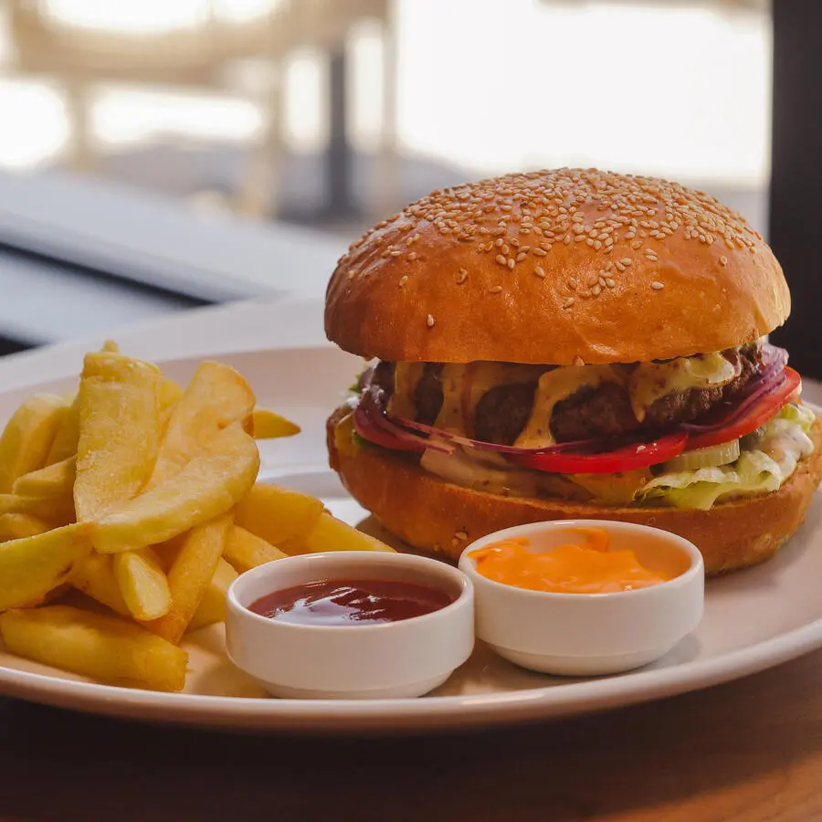 Бургер с говядиной, картофелем фри и соусом/Burger with beef, fries and sau