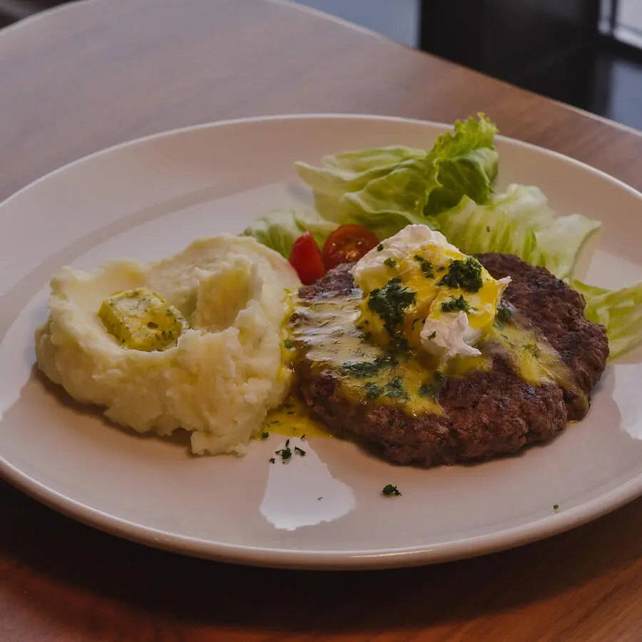 Бифштекс с яйцом и голландским соусом/Beefsteak with egg and souce