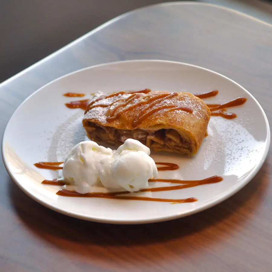 Штрудель с яблоком и мороженным130/50/Strudel with apple and ice cream