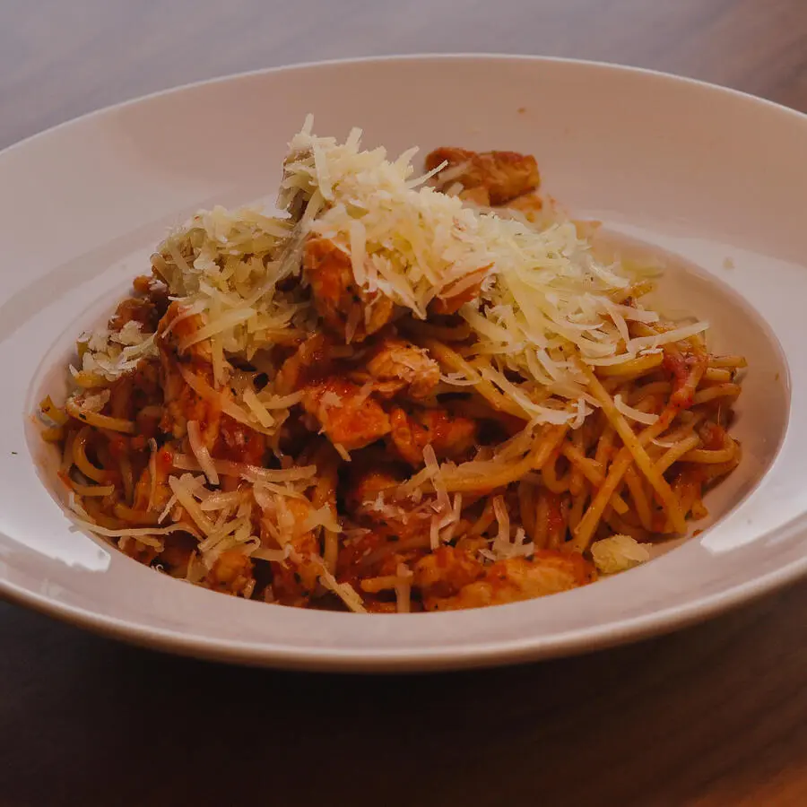 Паста с курицей и томатным соусом/Pasta With Chicken And Tomato Sauce