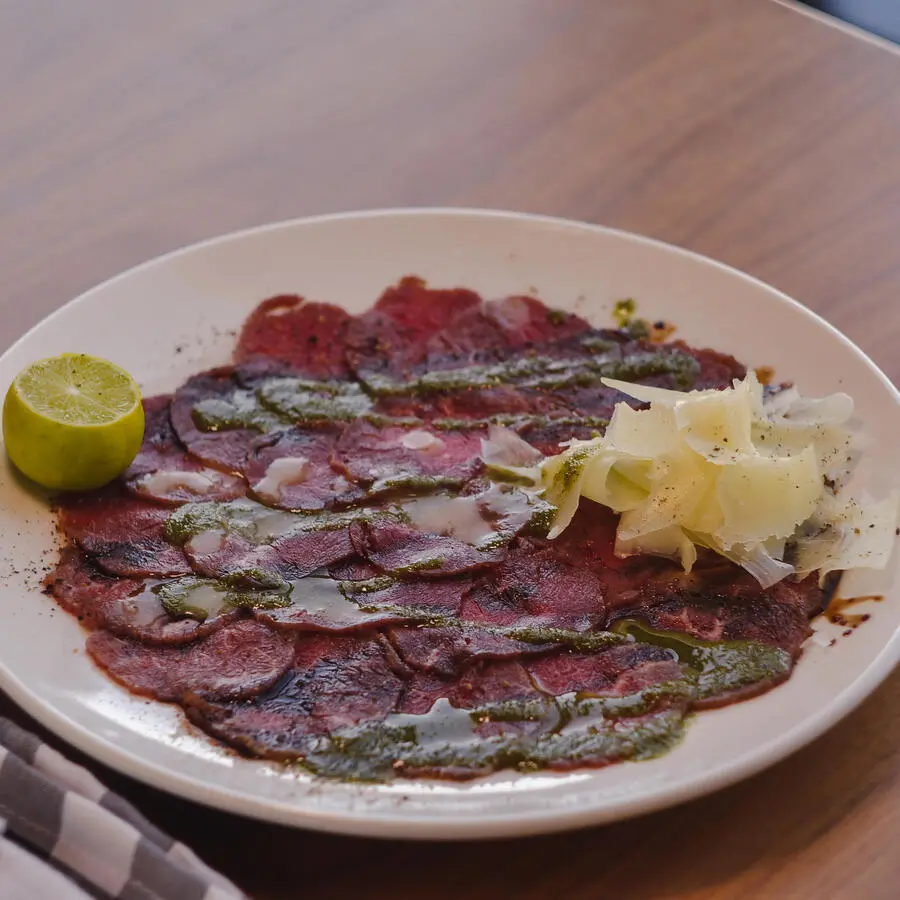 Карпачо из говядины с соусом песто и бальзамический уксус/Beef carpaccio wi