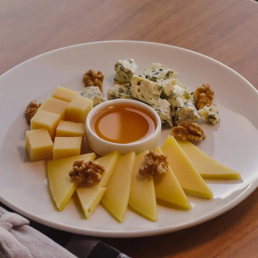 Собрание сыров с орехом и медом/Collection of cheeses with pican nut 