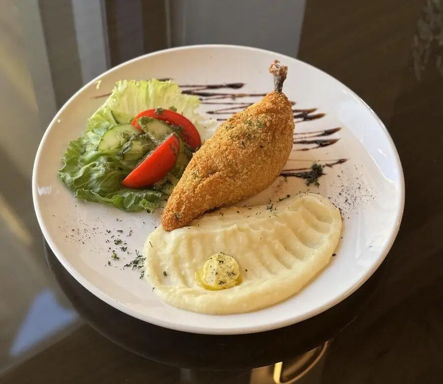 Котлета по-киевски с картофельным пюре/Chicken Cutlet with mashed potatoes