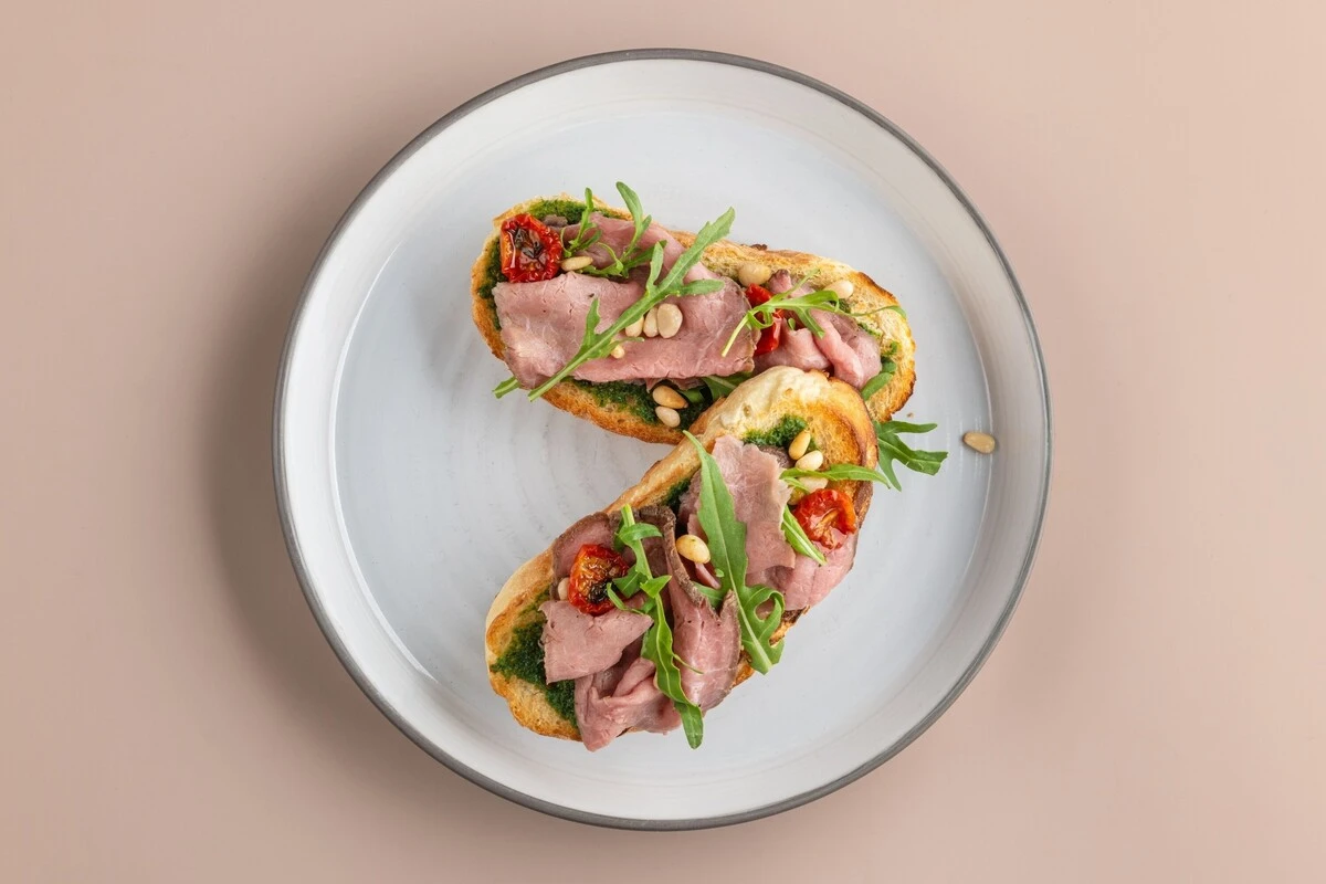 Bruschetta con roast beef