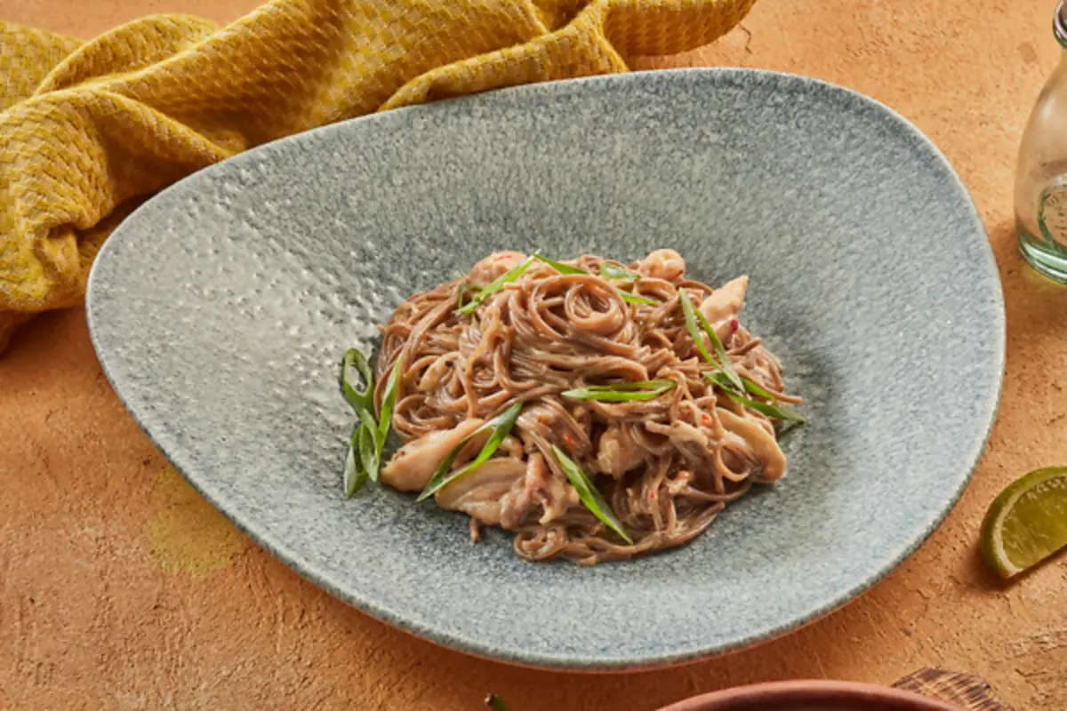 Гречневая лапша с курой и вешенками