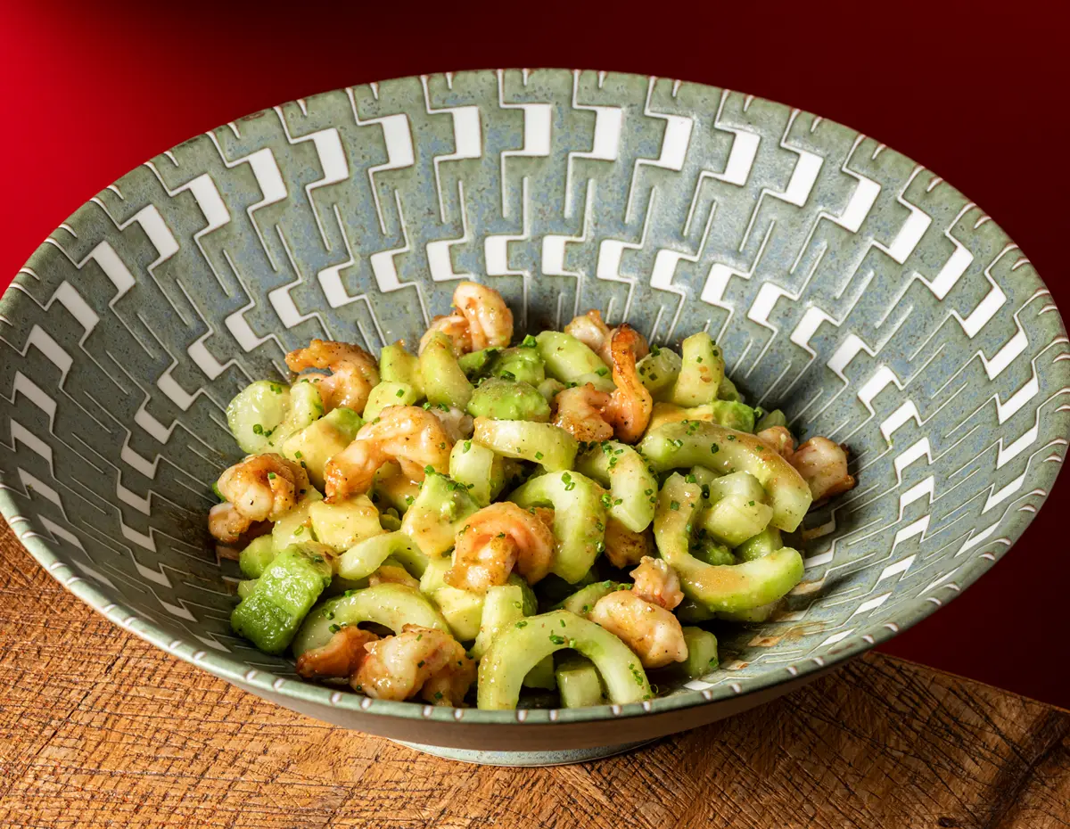 Salad with shrimp, avocado and cucumber