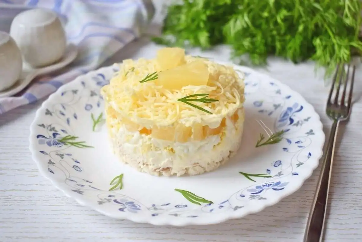 Салат с курицей и ананасами