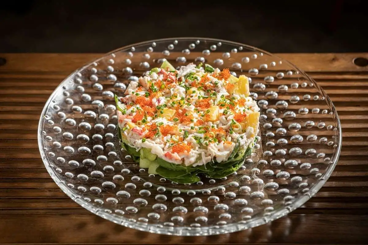 Salad with crab, avocado and mini spinach