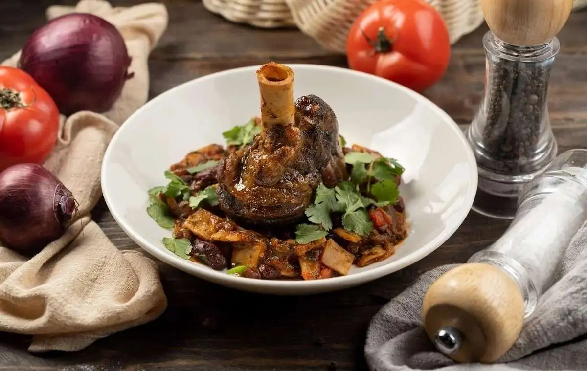 Баранья голень с овощами