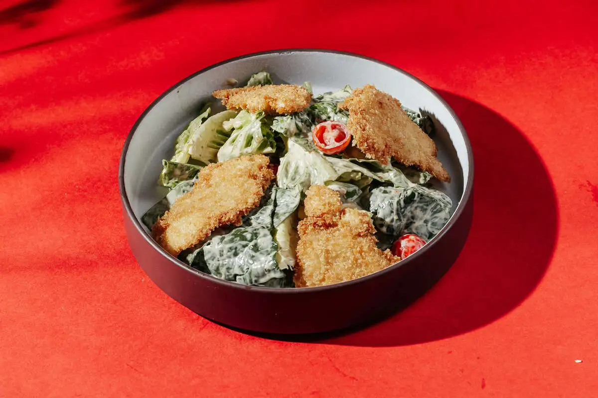 Салат с хрустящей курочкой фурай