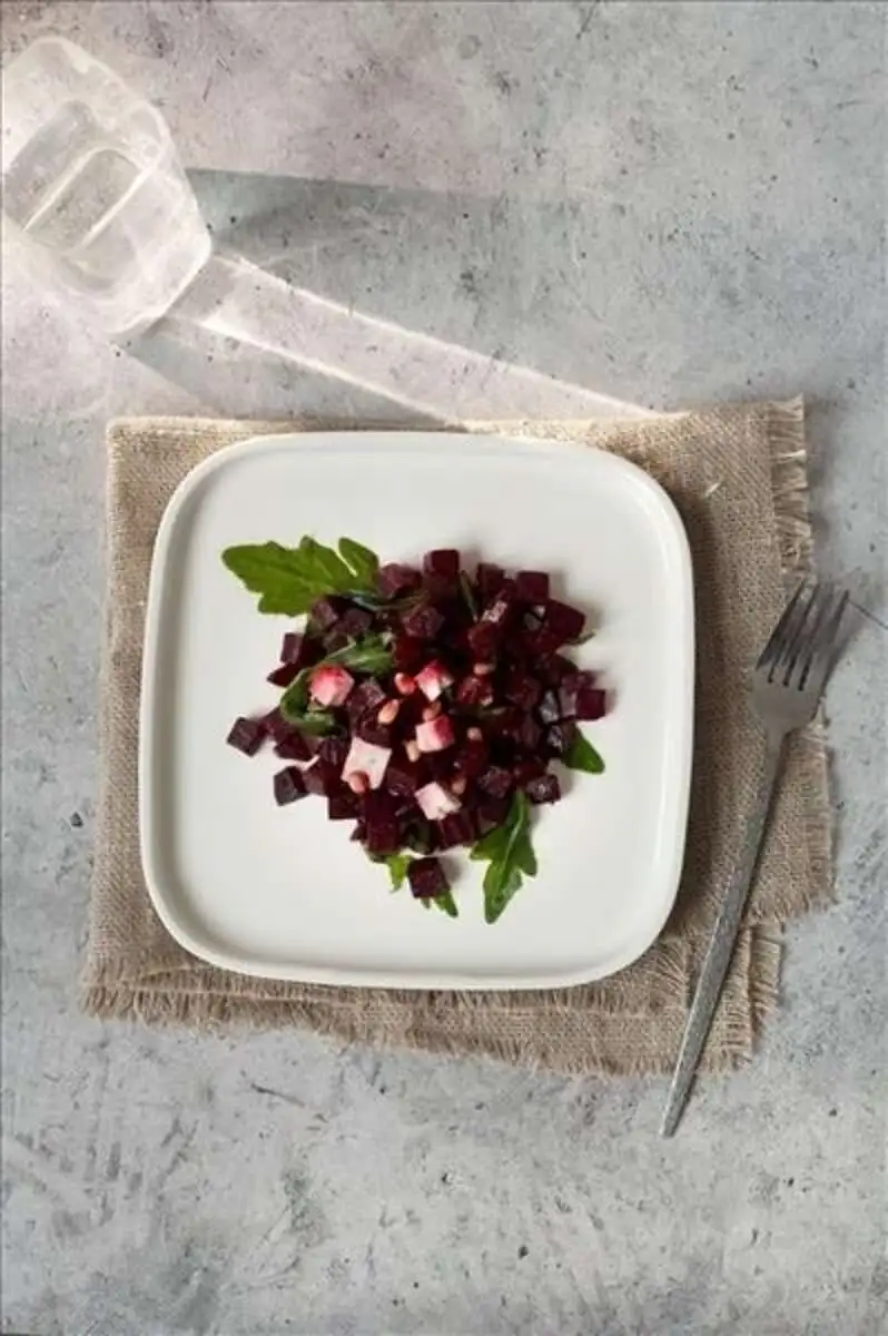 Салат свекольный с сыром и кедровыми орешками