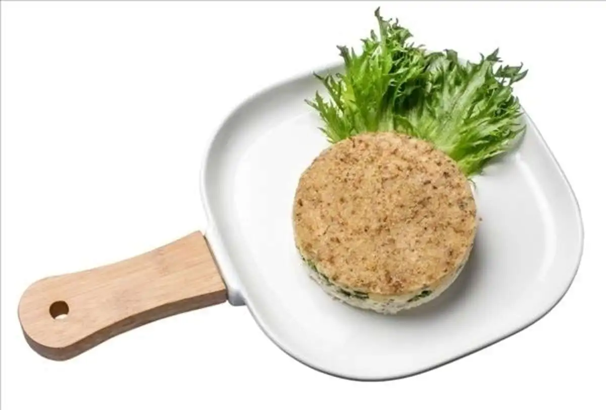 Салат слоеный с курицей, сыром и грецкими орехами