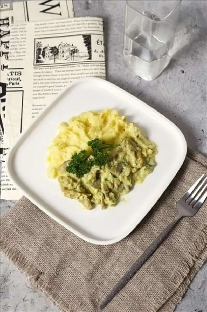 Курица с грибами в сливочном соусе с картофельным пюре