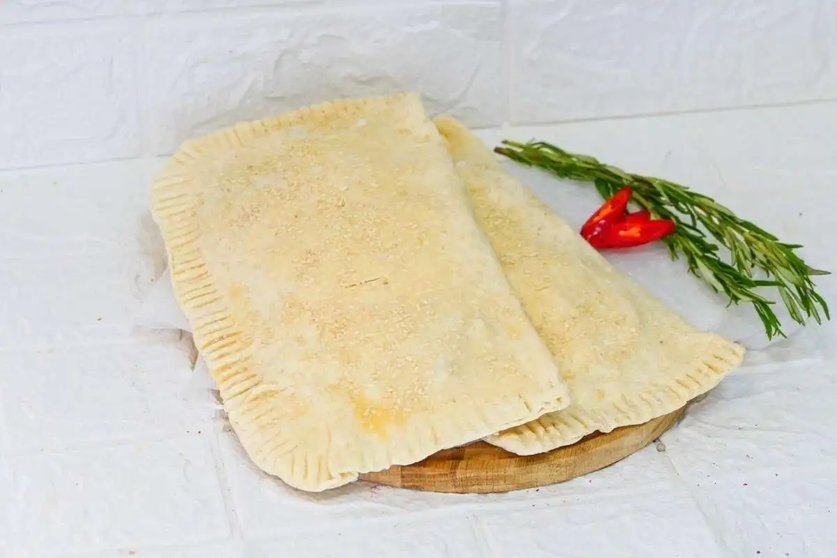 Кальцоне с копченостями и сыром Моцарелла