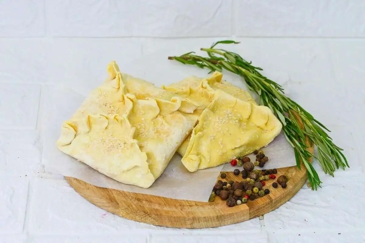 Конверт с шампиньонами, сыром и салатом руккола
