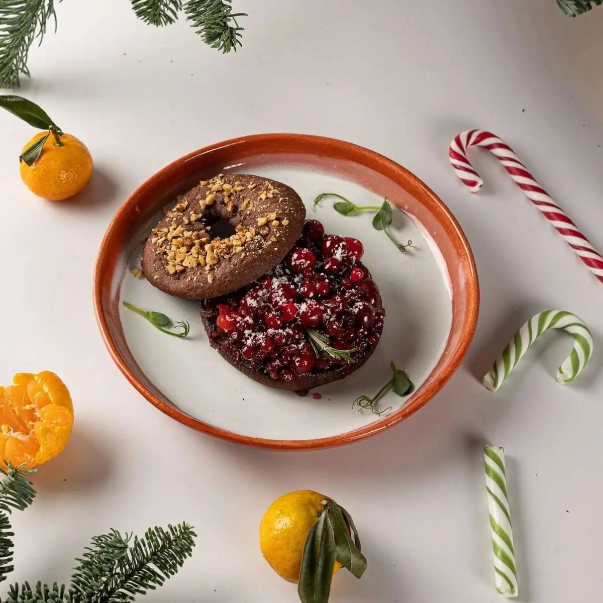 Christmas bagel: брусника с шоколадным муссом на ароматном шоколадном бейгле