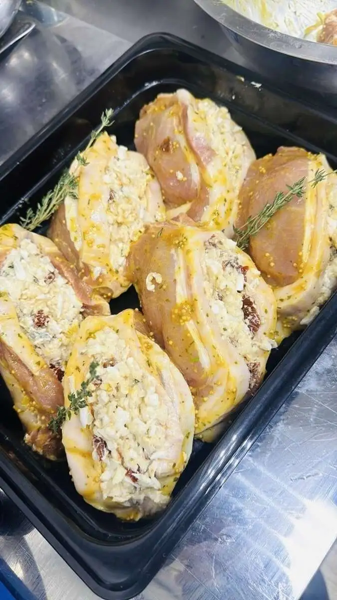 Свинина в горчичном  маринаде с вялеными томатами, яёцом и сыром моцарелла