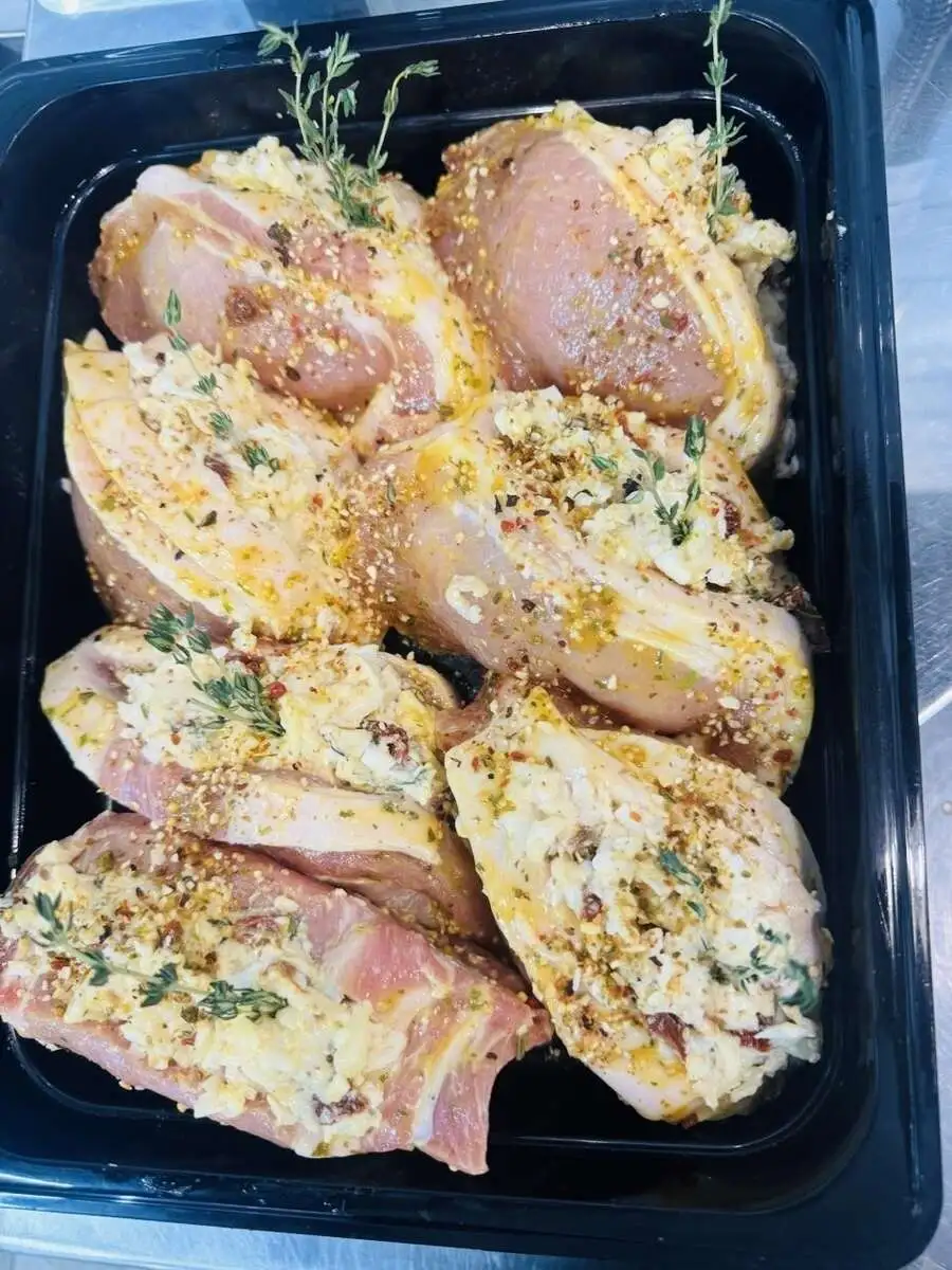 Свинина в ореховом маринаде со шпинатом, беконом и сыром моцарелла
