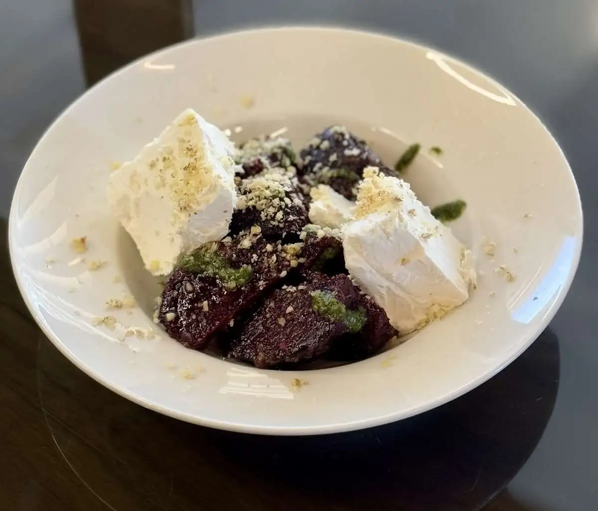 Салат из печеной свеклы с соусом Песто и сыром фета/Baked beet salad pesto