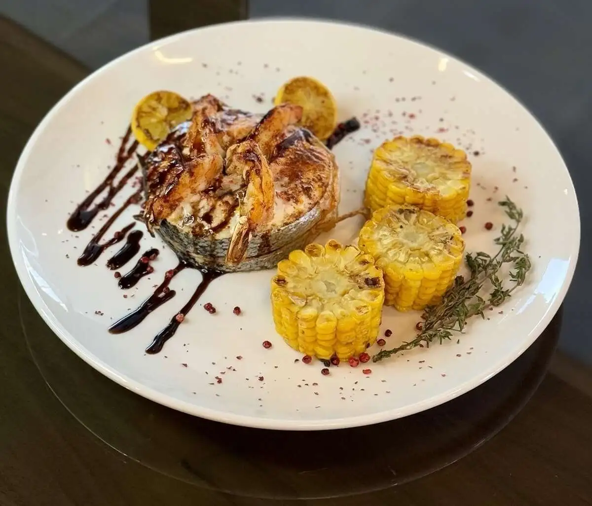 Стейк из лосося с креветками и кукурузой  жареной на гриле/Salmon steak