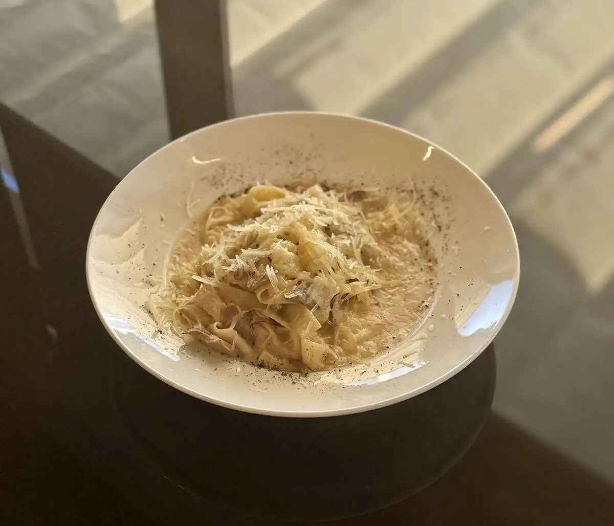 Паста  в сливочном соусе с курицей и грибами/Pasta in creamy sauce